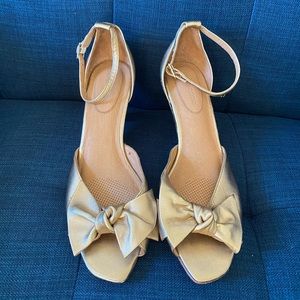 LIKE NEW corso como kitten heel wedge gold bow